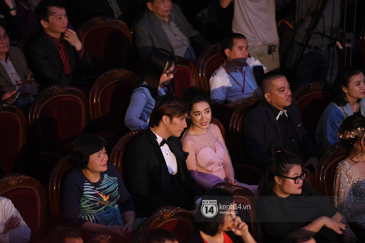 Nhan Phúc Vinh cởi áo khoác cho Nhã Phương khi ngồi cạnh, cùng nhau đi ăn đến gần 2 giờ sáng